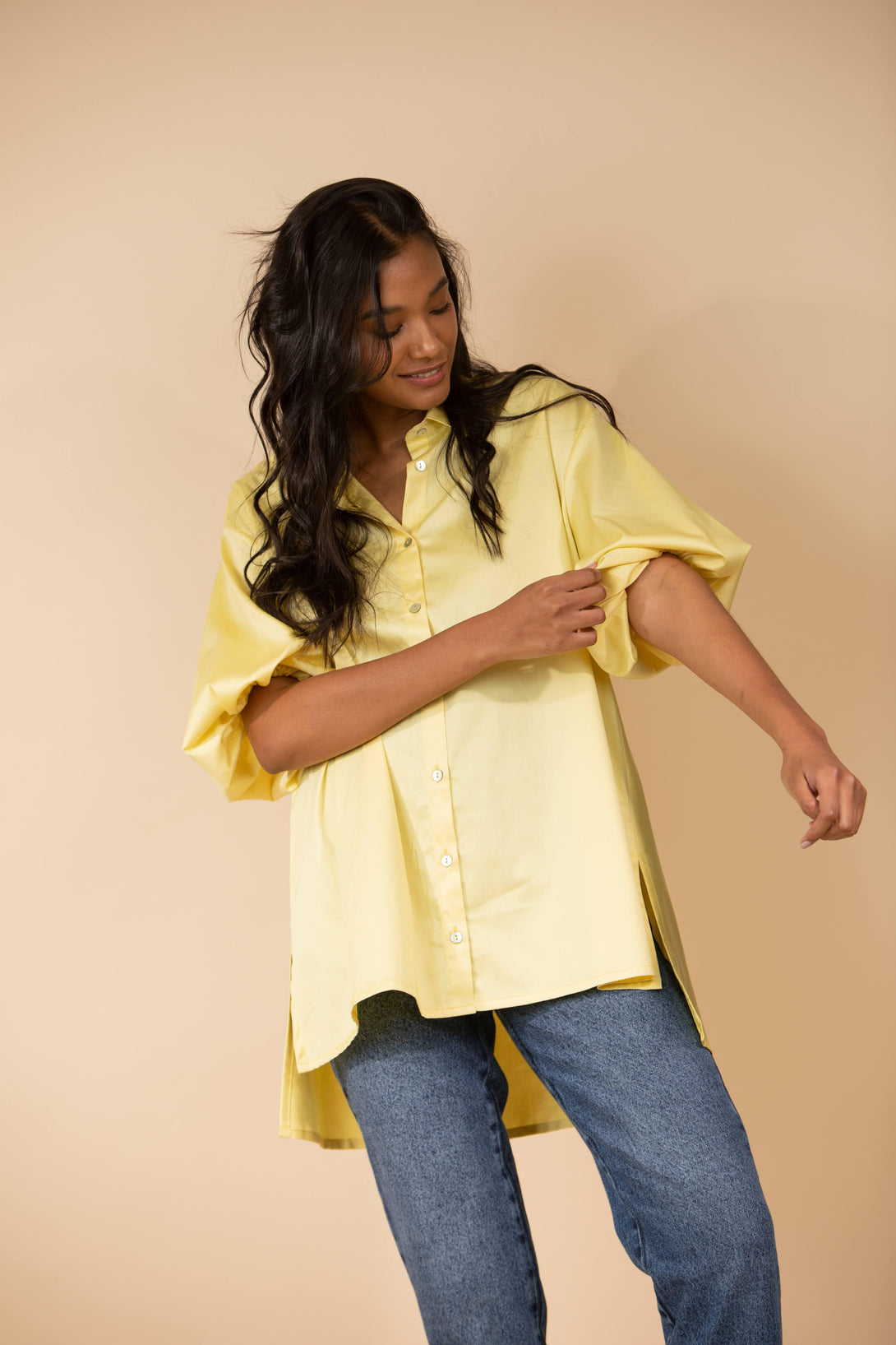 Camisa maternidad de algodón con botones amarilla para  usar estando o no en embarazo. 