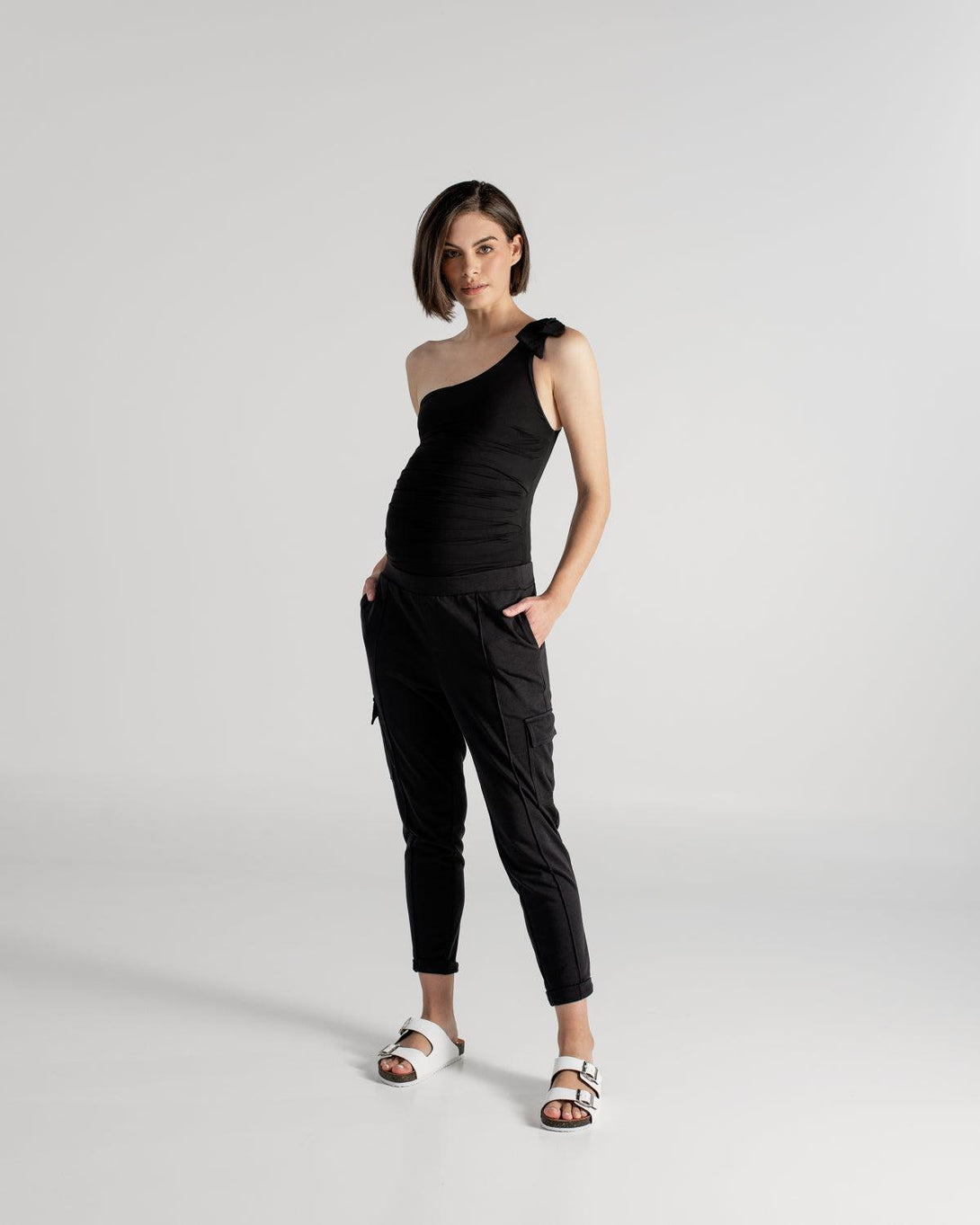 Pantalón maternidad negro tipo sudadera con elastico en la cintura para usar estando o no en embarazo.